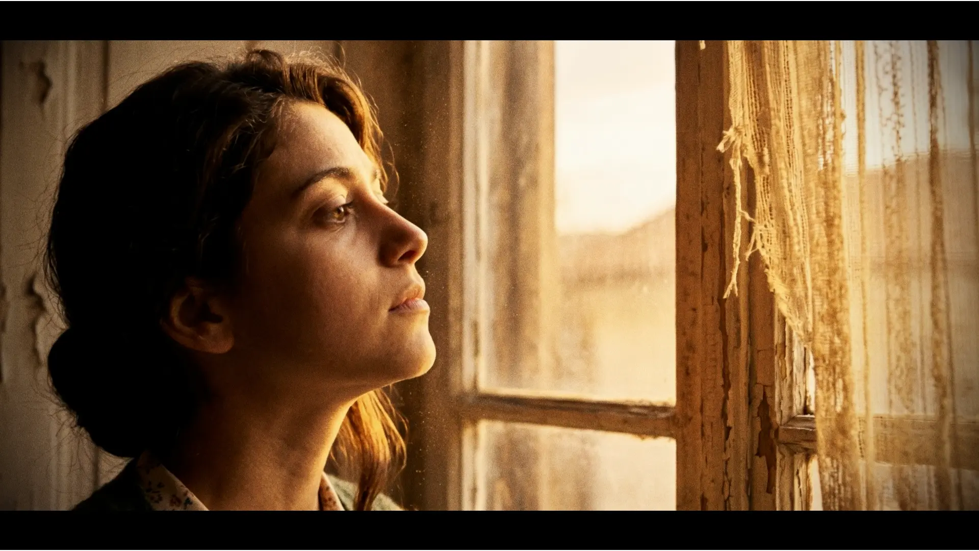 Luciana in controluce, in attesa del segnale