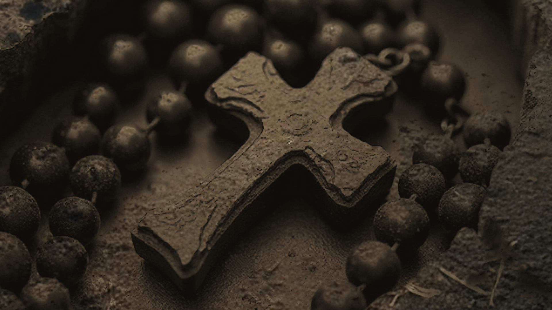 Croce scolpita: memoria religiosa gia corrosa